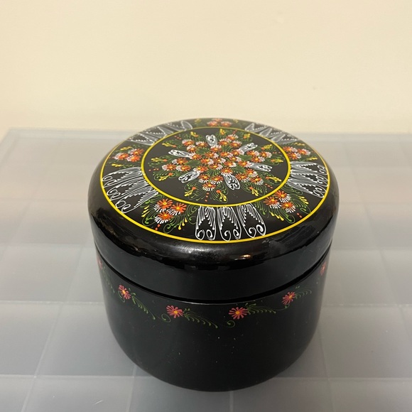 Round Painted Trinket box - Picture 6 of 9
